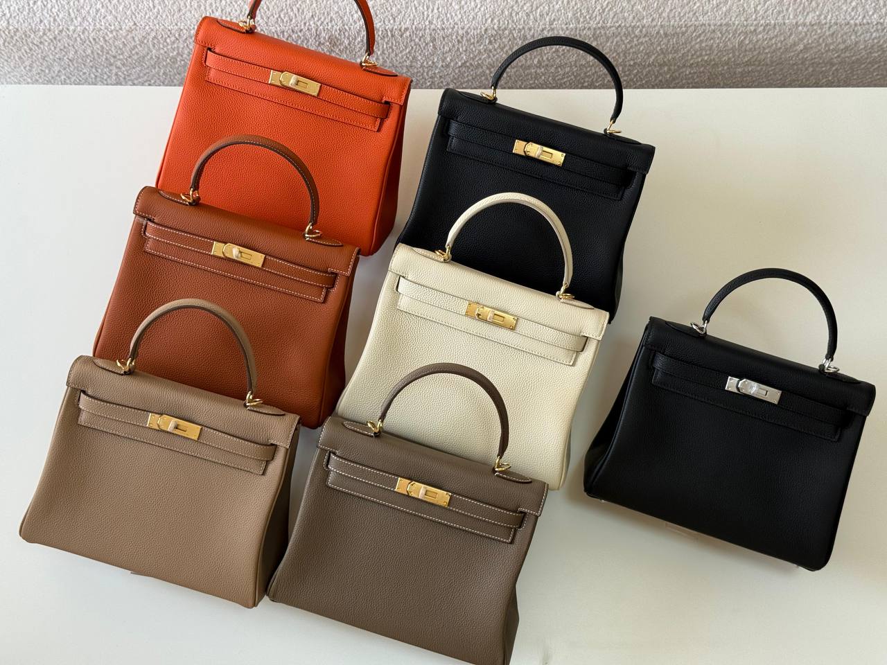 Hermes kelly togo 28cm💕
master quality😍
with box❤️
🎁🎁🎁
400 dhs🪙💕
Zain52
♥️♥️♥️