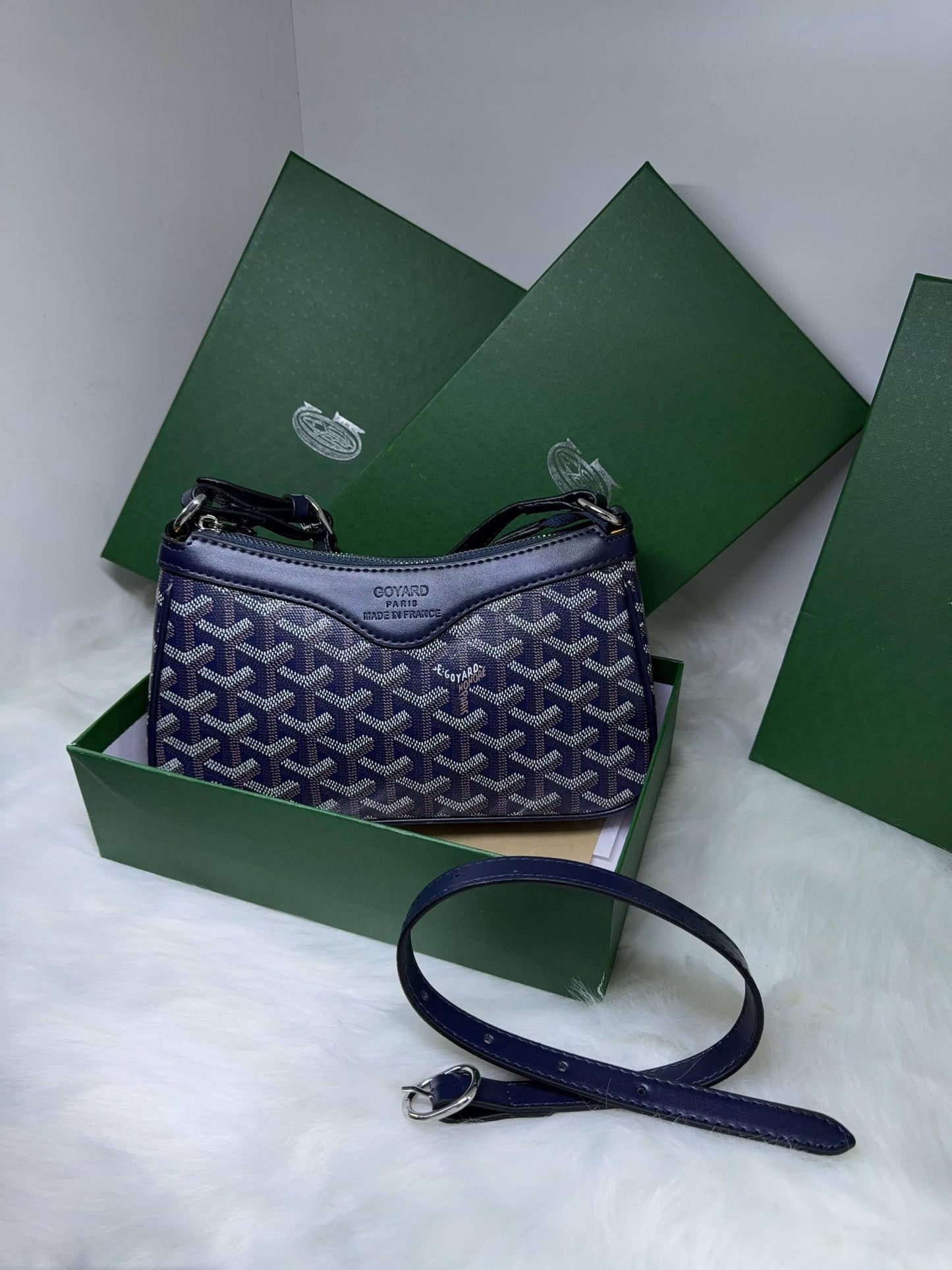 Goyard
✨✨NEW ✨✨
80 dhs🌺
with box
🎁🎁🎁
Zain38