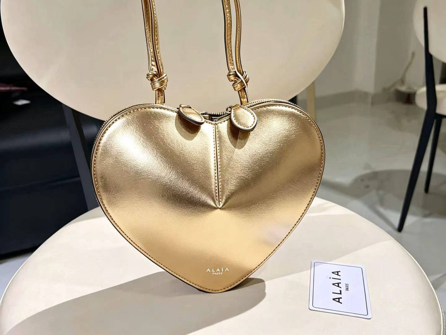 ALAÏA
100 dhs🇦🇪🇦🇪
with box
size 23×18×10cm
Zain42
♥️♥️♥️