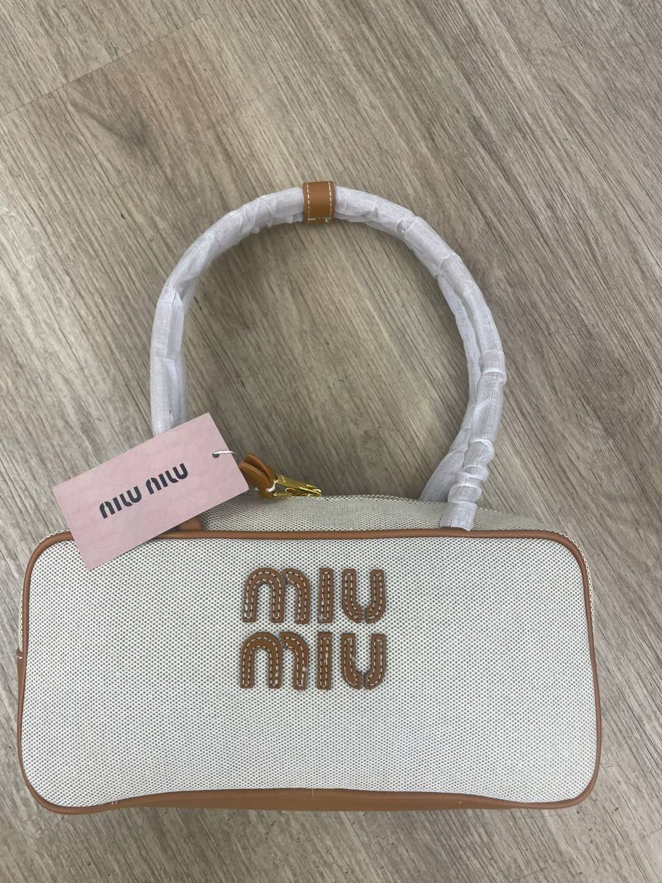 MIU MIU
Best quality
100 dhs✅
size 30. Cm
Zain290
♥️♥️♥️