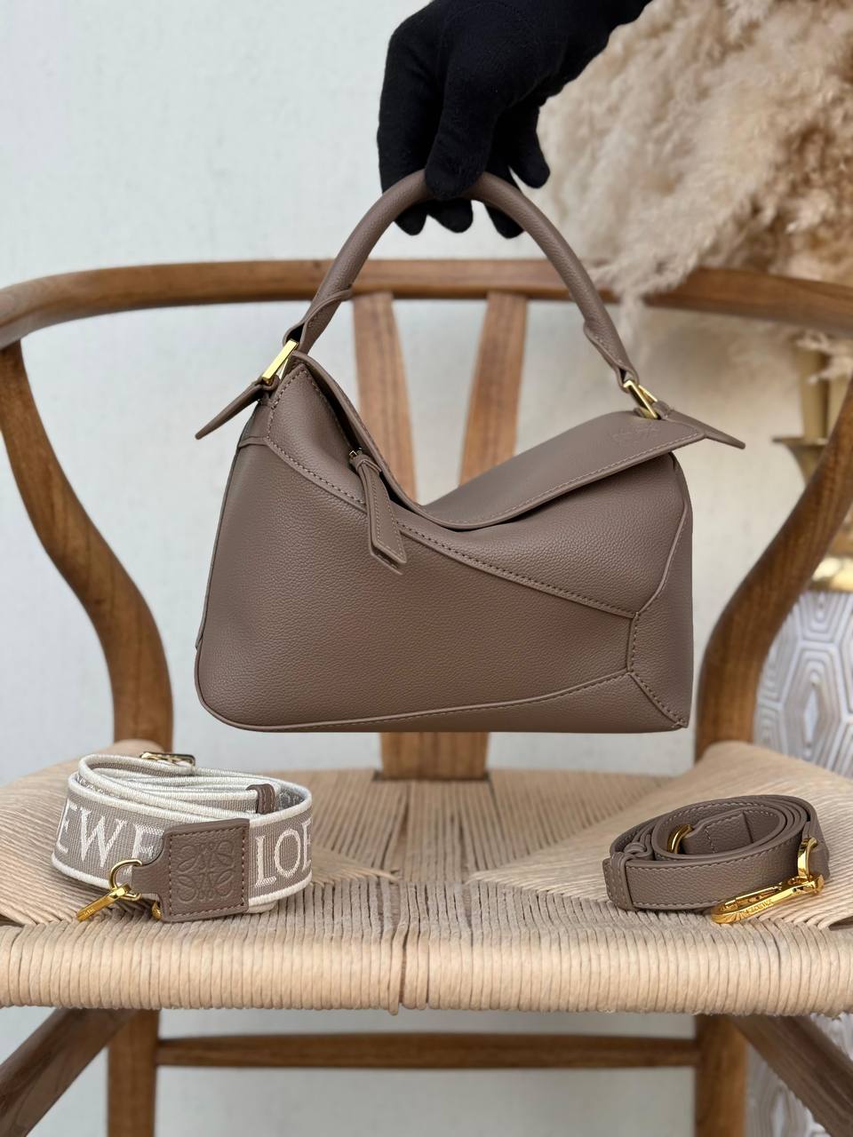 LOEWE
24cm
370 dhs🪙🌨️
Top quality
With box🎁
Zain167
♥️♥️♥️