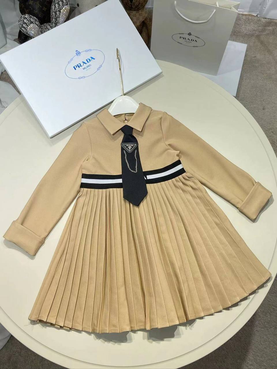 Prada
2-12y
110 dhs🪙💚
Zain151
♥️♥️♥️