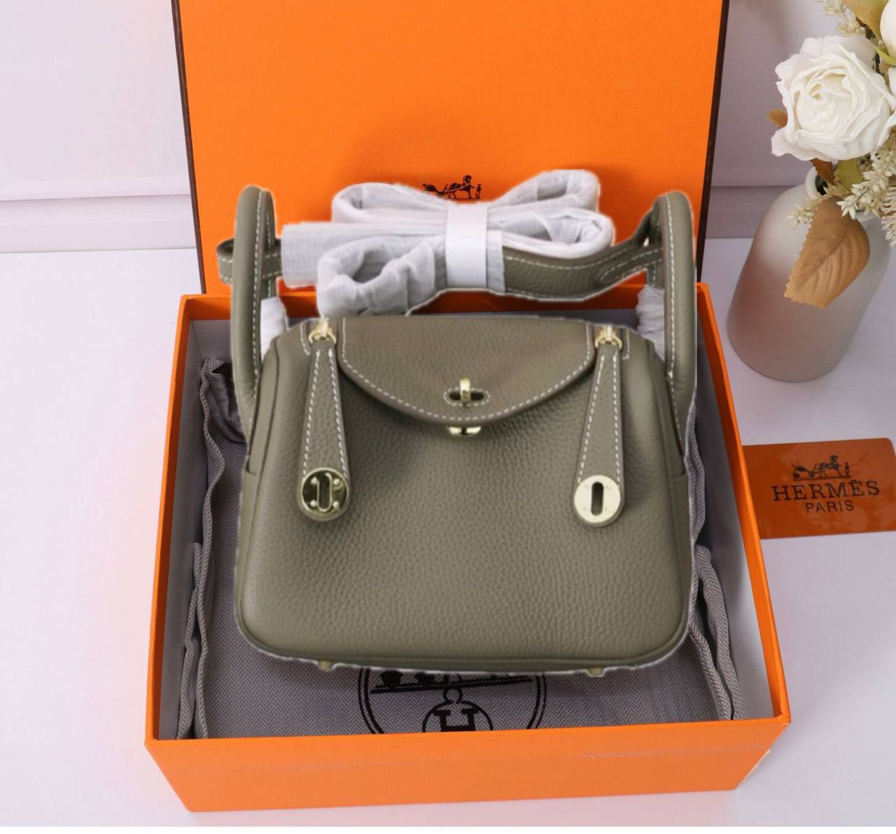 HERMES LINDY 
COPY ONE  
NEW CAME 
WITH BOX 
🎁🎁🎁
220 dhs🪙
 (leather)……
SIZE: MINI 18 cm
Zain39
♥️♥️♥️