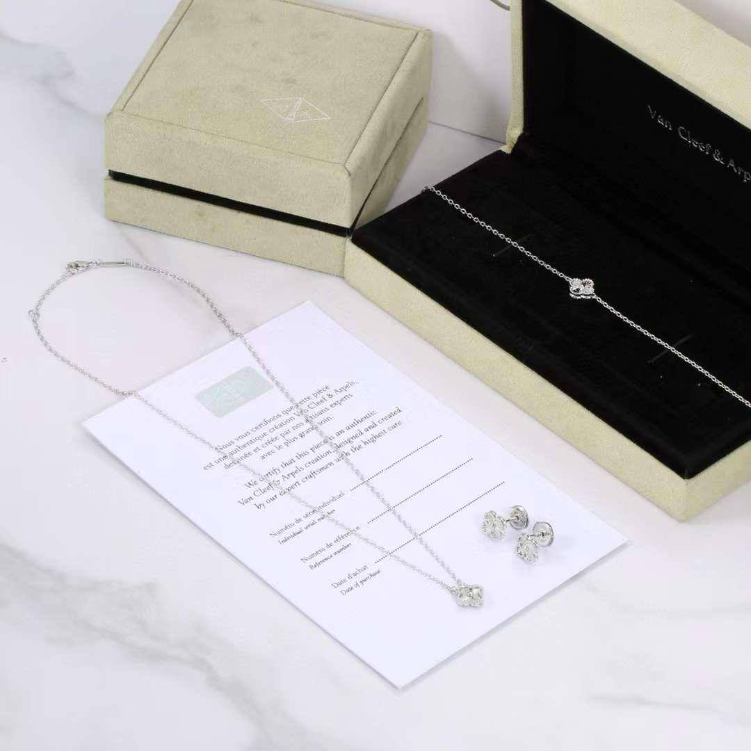 NECKLACE
BRACELET
EARRINGS
MINI
VCA SET
125 DHS💓
Zain89
♥️♥️♥️