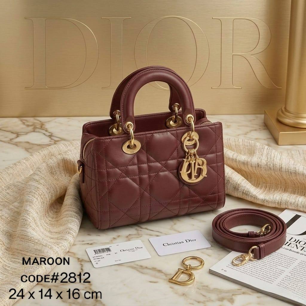 CHRISTIAN DIOR
ᴅ - ᴊᴏʏ ᴍɪᴄʀᴏ ʙᴀɢ
ǫᴜɪʟᴛᴇᴅ ʟᴀᴍʙsᴋɪɴ ʟᴇᴀᴛʜᴇʀ
ɢᴏʟᴅ ʜᴀʀᴅᴡᴀʀᴇ
ᴡɪᴛʜ ʟᴏɴɢ ʙᴇʟᴛ sᴛʀᴀᴘ
sɪᴢᴇ : 24 cm
ᴡɪᴛʜ BOX
🎁🎁🎁
120 dhs✅
Zain31
♥️♥️♥️