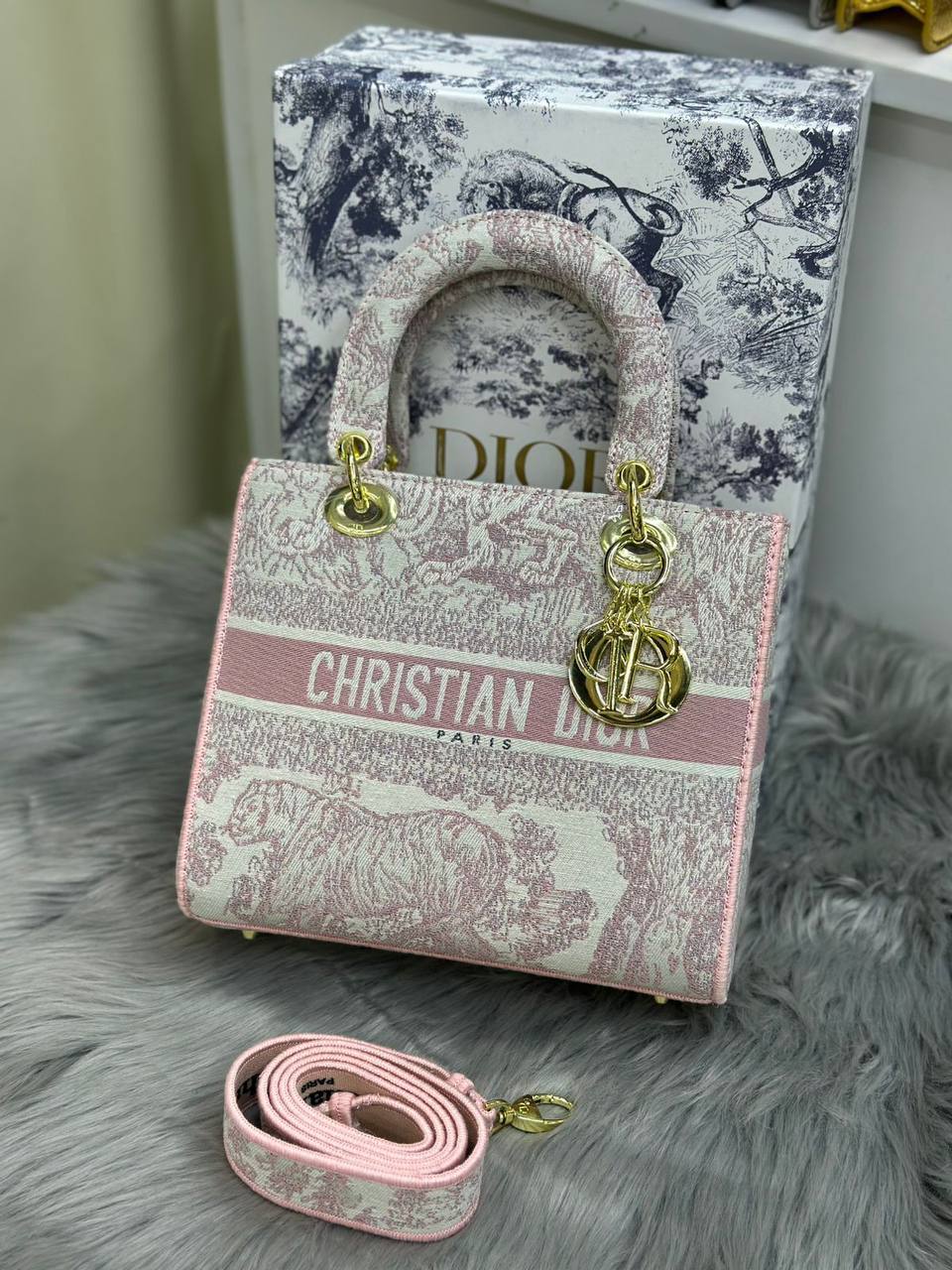 DIOR
SIZE………. 24CM🌷
115 dhs💓
with BOX✅
🎁🎁🎁
Zain244
♥️♥️♥️