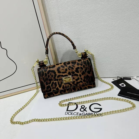 D&G
Best quality
With box’s
🎁🎁🎁
95 dhs🌺
size 19cm
Zain158
♥️♥️♥️