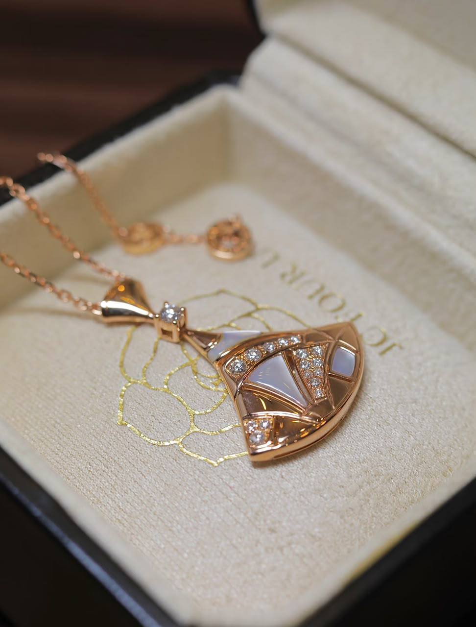 Bvlgari necklace
Master quality
*50* AED normal box 📦
Zain48
♥️♥️♥️
