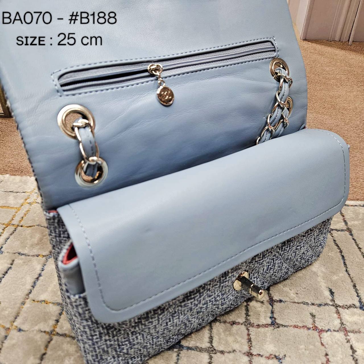 CHANEL ᴄʟᴀssɪᴄ
ᴛᴡᴇᴇᴅs ᴍᴀᴛᴇʀɪᴀʟ
sʟɪɴɢ ʙᴀɢ
sɪᴢᴇ : 25 cm
ᴡɪᴛʜᴏᴜᴛ BOX
105 dhs💓
Zain31
♥️♥️♥️