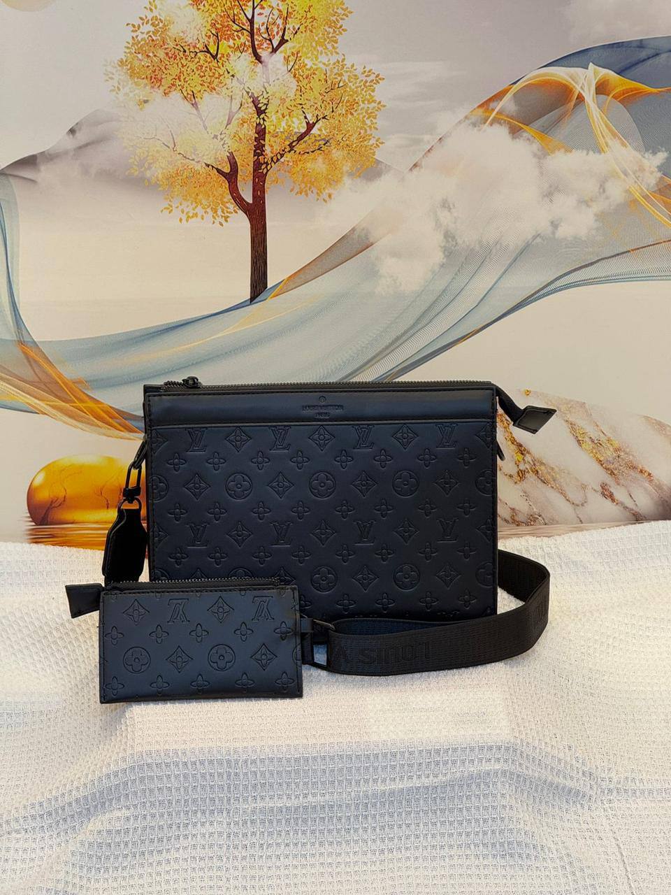 LV
85 dhs✅
Best quality
with box
🎁🎁🎁
size 26 CM
Zain290
♥️♥️♥️