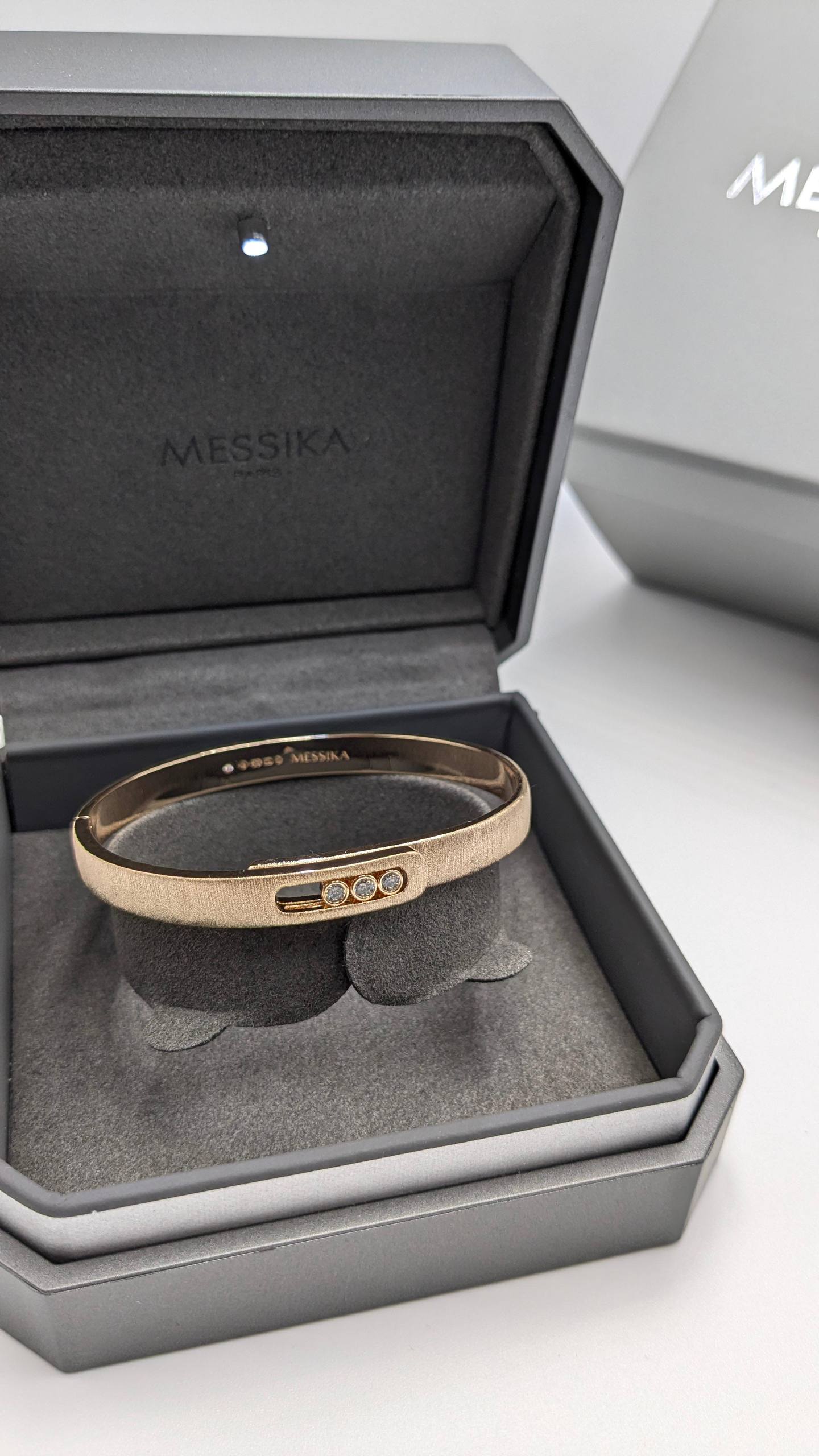 Messika
*Master Quality*
*Bangle*
120 dhs❣️
with Normal Box 🎁
175 dhs❣️
with Master Box 🎁
Zain210
♥️♥️♥️