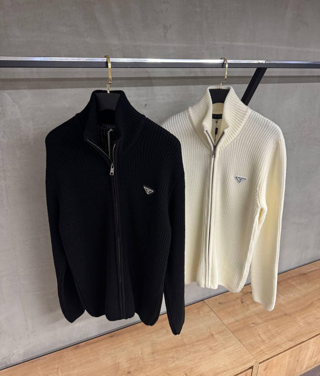 New PRADA
*SUPER MASTER*
*Size:-S,M,L,XL,2XL*
400 dhs🪙💚
Zain227
♥️♥️♥️