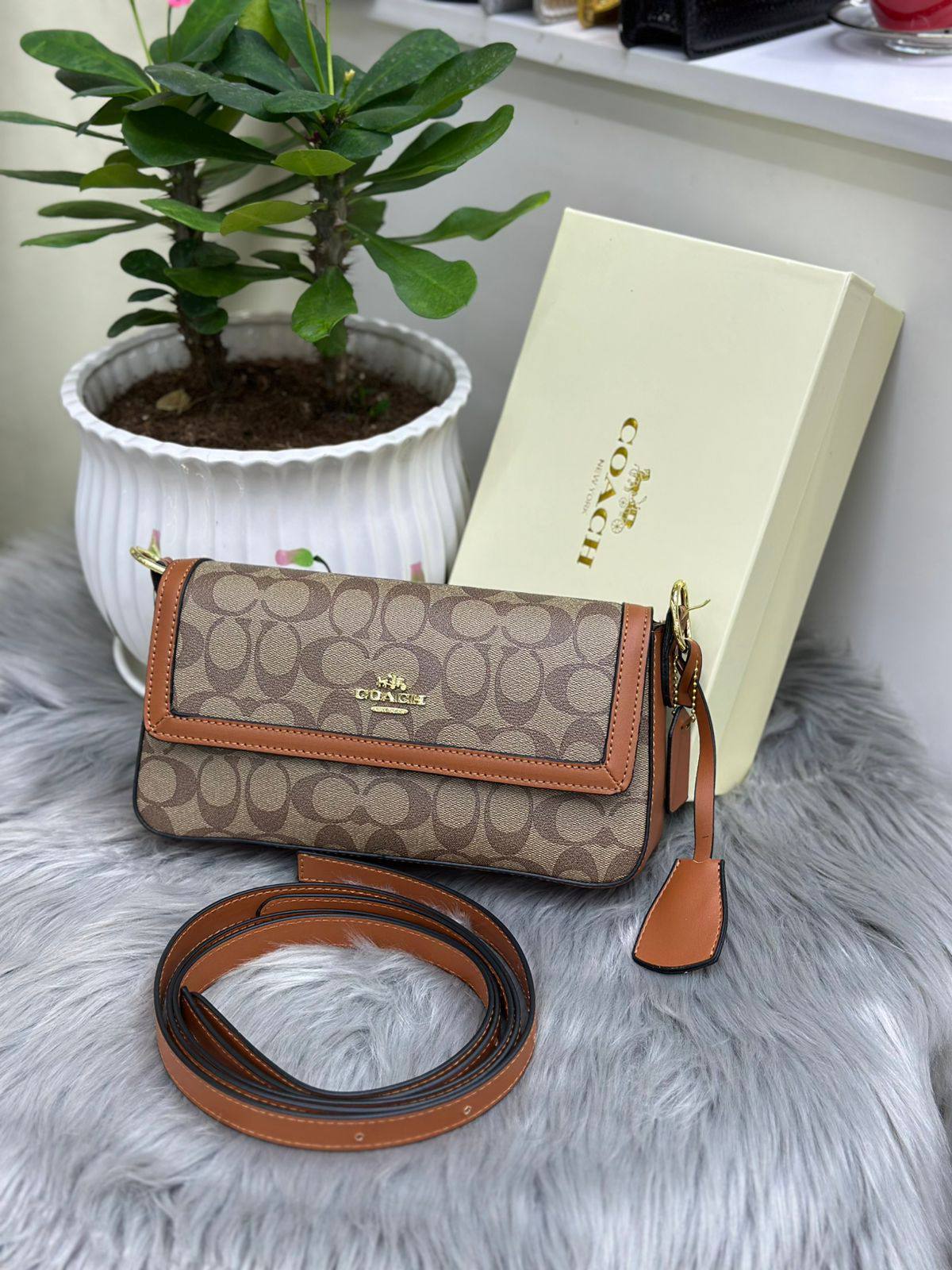 COACH
SIZE ………25CM 🥰
90 dhs❣️
with BOX🌷
Zain244
♥️♥️♥️