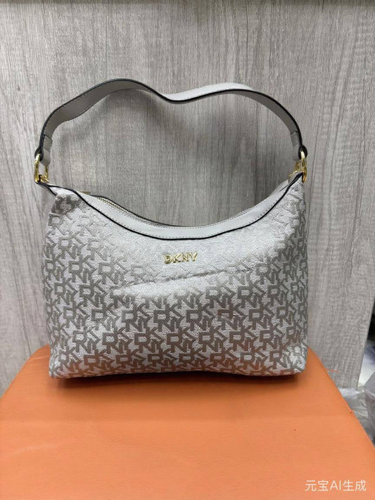 DKNY
Size 30×23cm
95 dhs🪙💚
Zain04
♥️♥️♥️