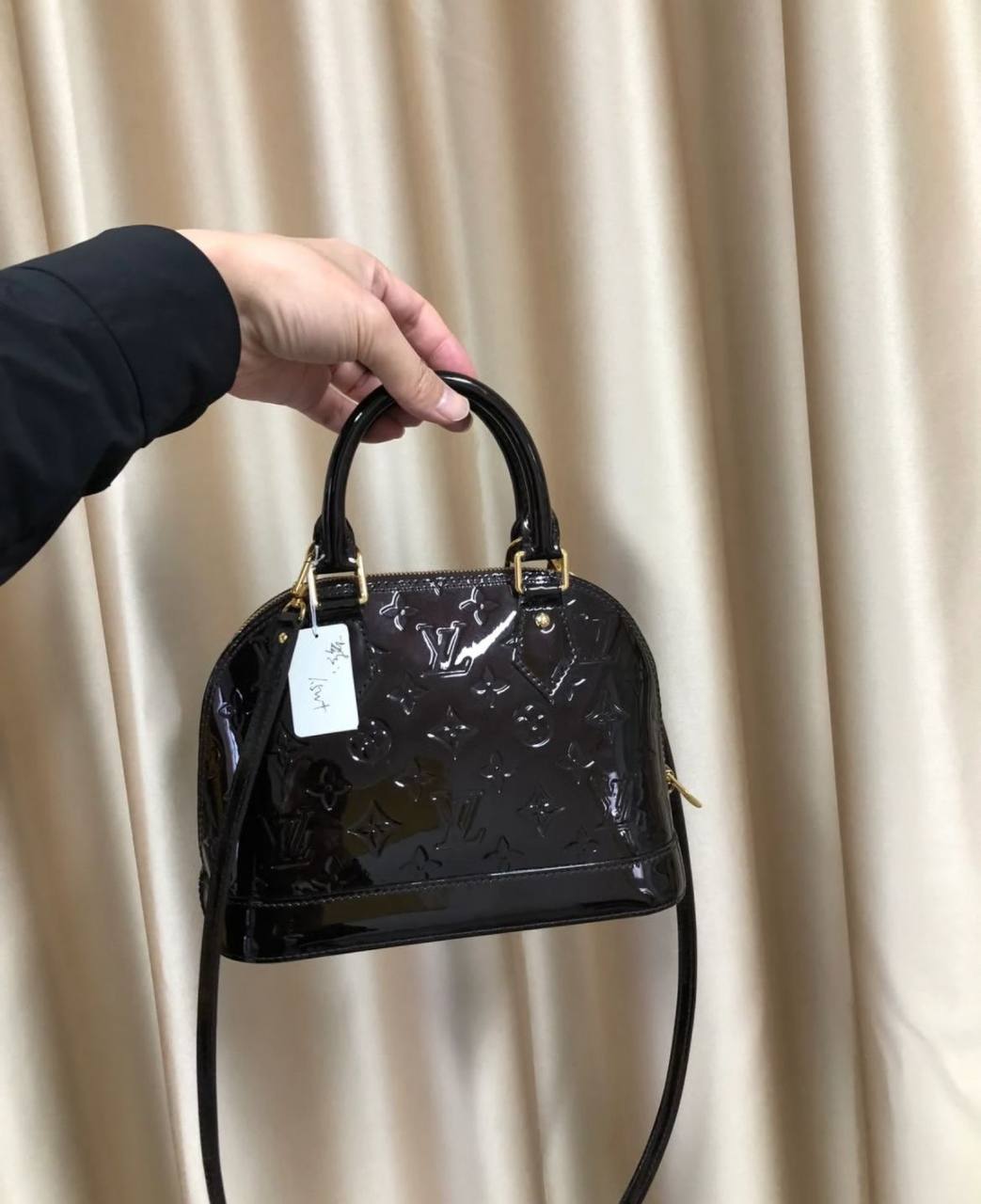 LV
95 dhs🪙🌨️
Good quality
with box
🎁🎁🎁
Zain35
♥️♥️♥️