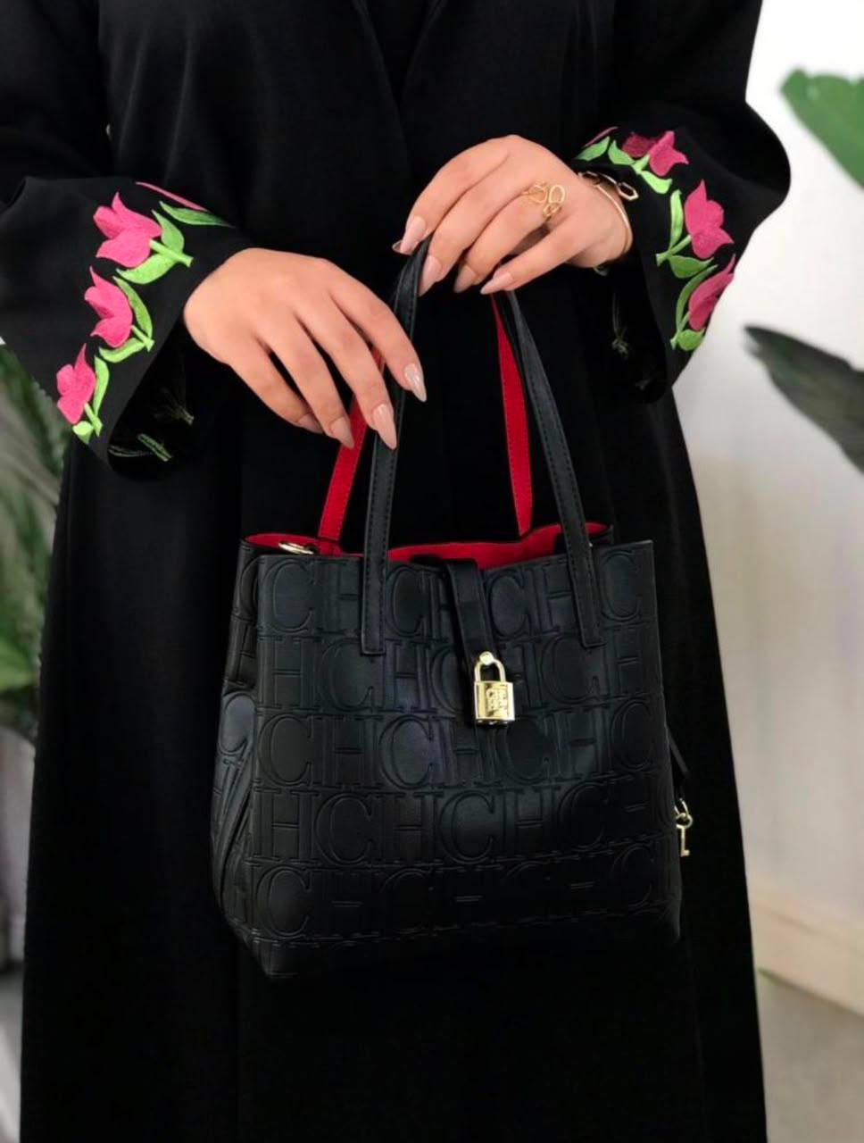 CHCH
110 dhs🇦🇪🇦🇪
with box
size 21cm
Zain26
♥️♥️♥️