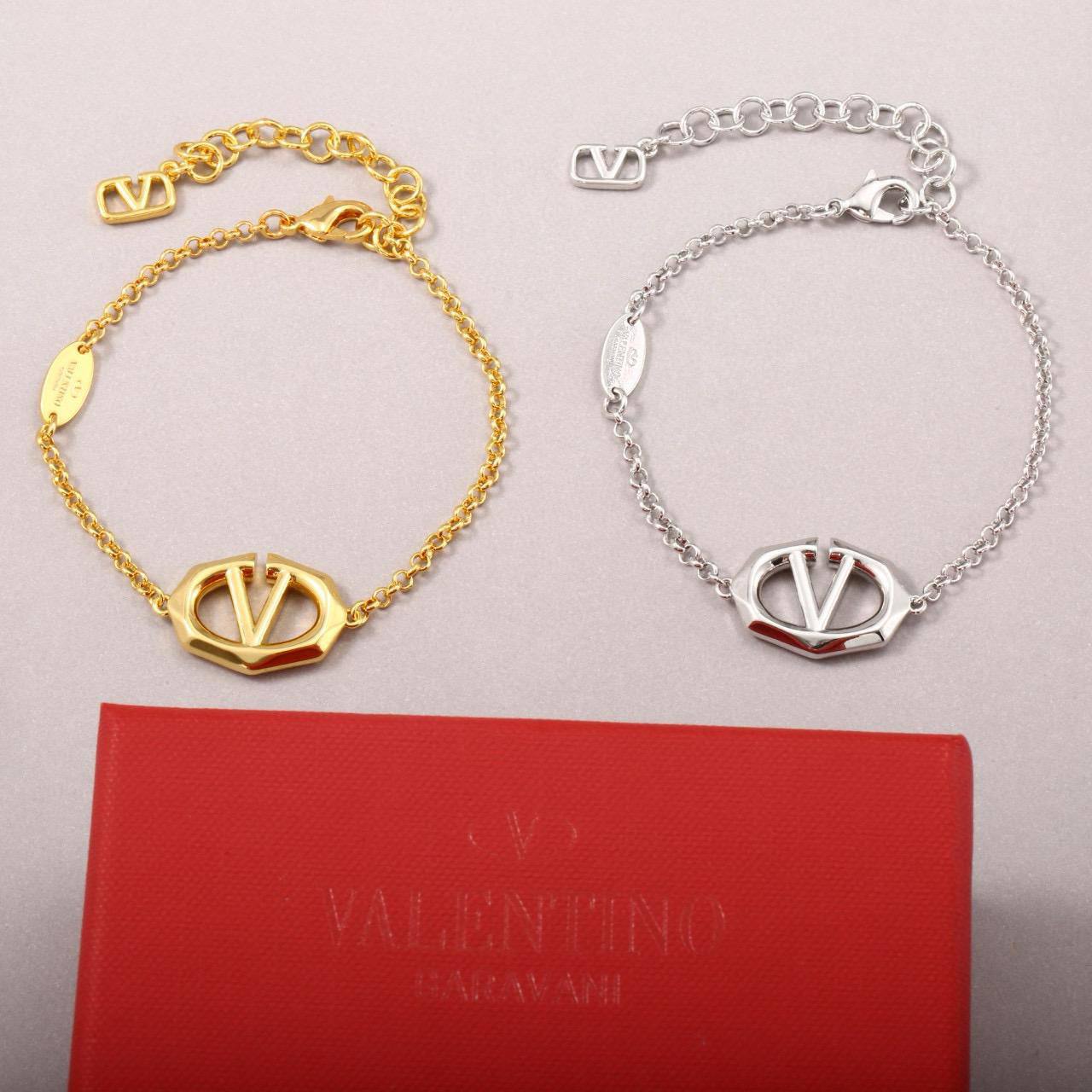 valntino🦋*
Breslat ❤️🔥
Master quality 💯
With normal boxes 📦
45 dhs🪙💚
Zain216
♥️♥️♥️
