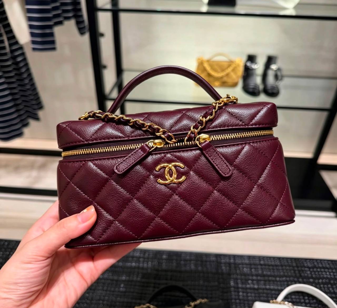 Chanel
105 dhs✅
Size:19cm
High-quality with box
Zain35
♥️♥️♥️