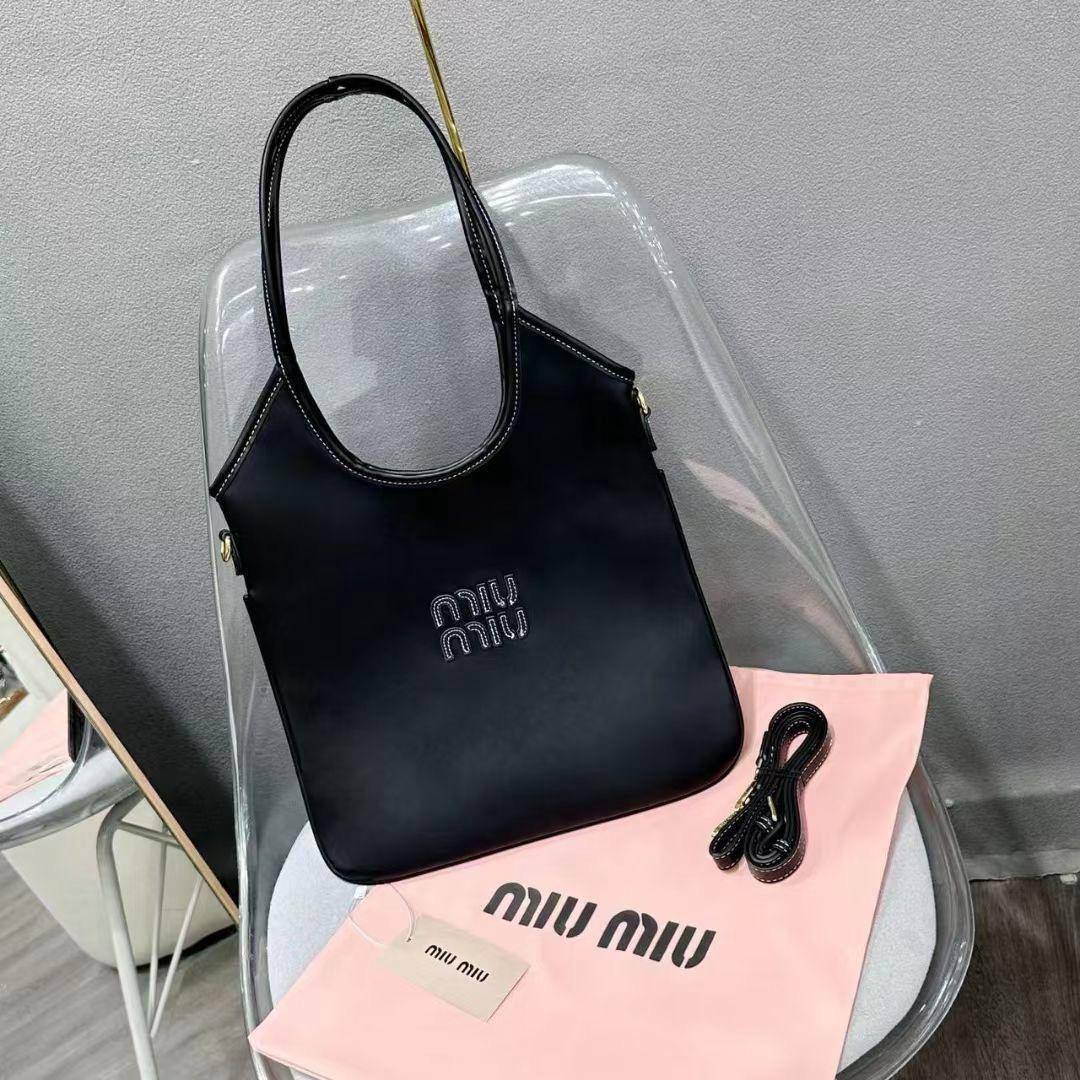 Chloe
40*35 cm
80 dhs🪙🖤
Zain17
♥️♥️♥️
