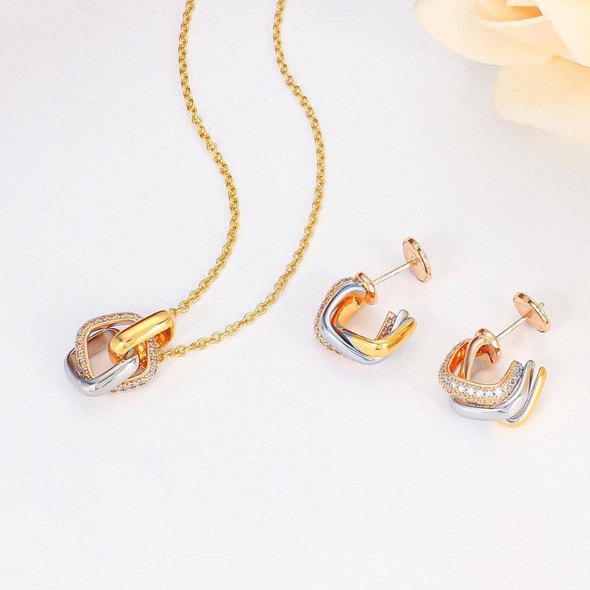 CARTIER MASTER
NECKLACE EARRINGS
SET WITH STONES
170 dhs🇦🇪🇦🇪
WITH BOX AND PAPER BAG🎁🛍️
Zain89
♥️♥️♥️