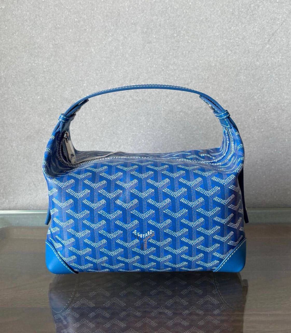 Goyard
new came good quality with box 🎁🎁🎁
115 dhs✅
Size : 25cm
Zain39
♥️♥️♥️