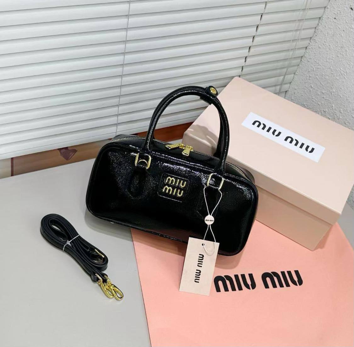 Miu Miu
90 dhs✅
With box
Size22cm
Zain219
♥️♥️♥️