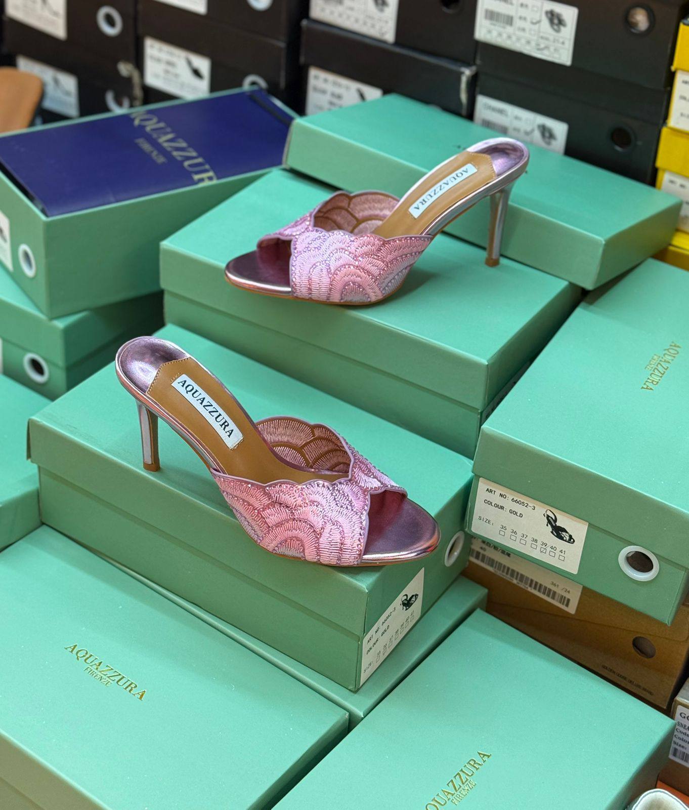 New. Aquazzura heel
Size . 36. to 41
125 dhs❣️
Zain80
♥️♥️♥️