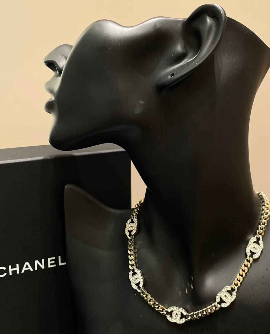 CHANEL SET ❤️🔥*
Necklace ✨
Earring 💥
Bracelet 🦋
Master quality 💯
With normal boxes 🗃️
130 dhs✅
With master box 📦
140 dhs✅
Zain216
♥️♥️♥️