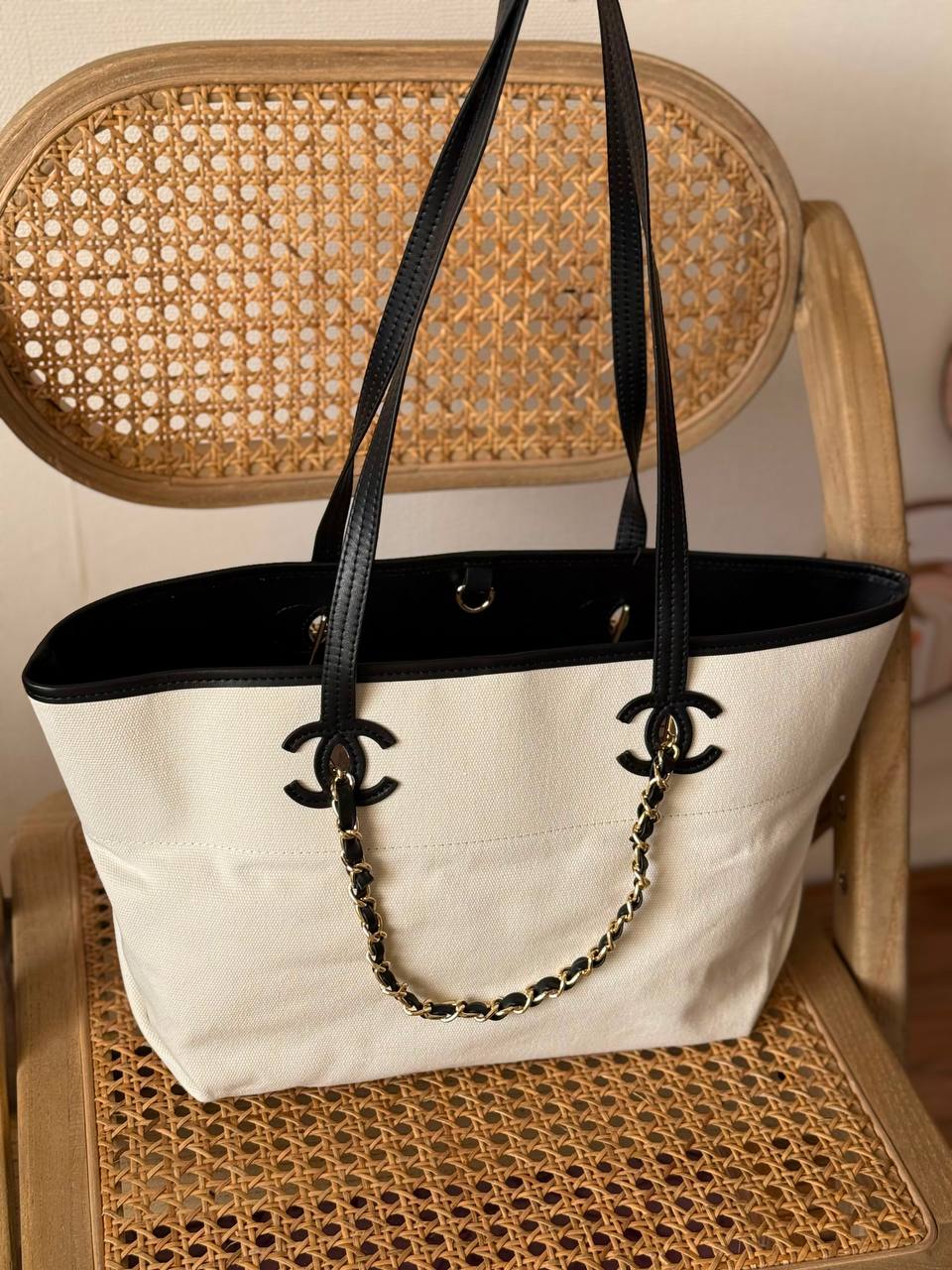 New Collection✨✨✨
CHANEL
27cm
350 dhs🇦🇪🇦🇪
*MASTER QUALITY*
With box🎁
Zain167
♥️♥️♥️