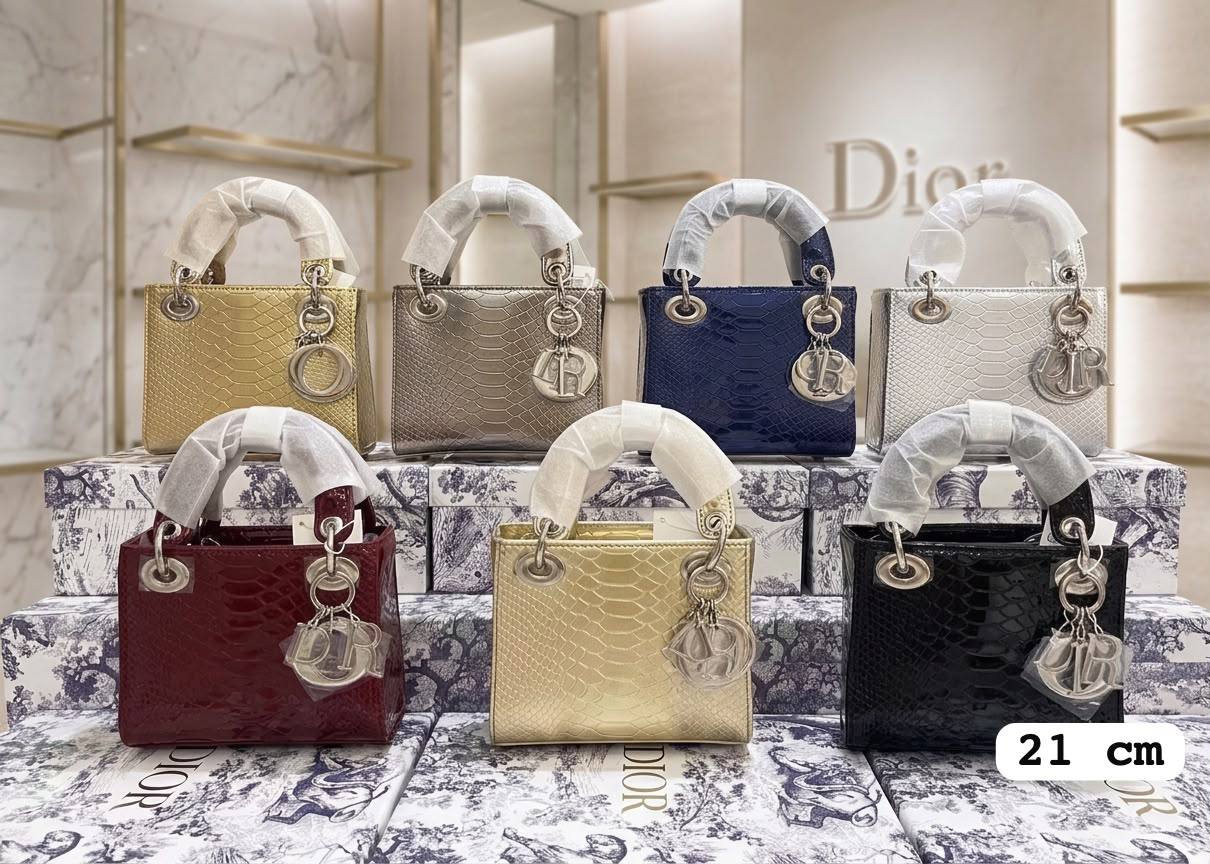 DIOR
110 dhs🇦🇪🇦🇪
with box
Zain90
♥️♥️♥️