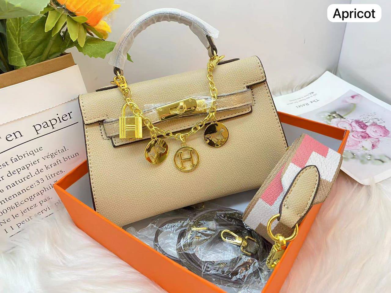 💗Hermes Killy
1⃣️ First quality
+ chain⛓️+ 2 strap +🎁
Size : 22 *15 *7 cm
90 dhs🪙🌨️
with box🎁
Zain115
♥️♥️♥️