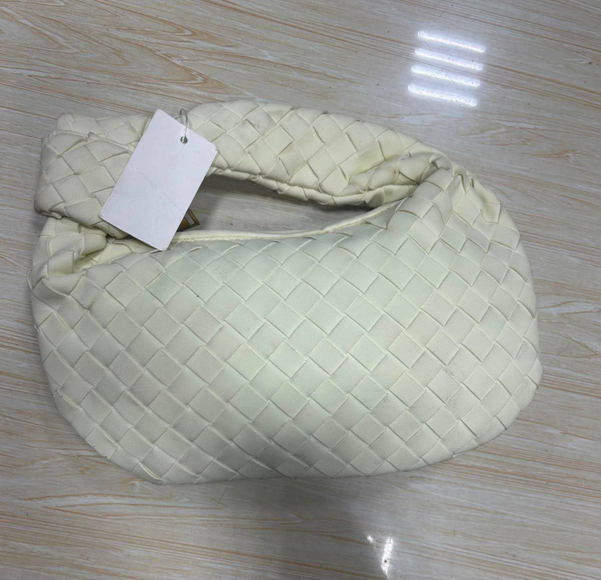 Bottega
24*16 cm
65 dhs🇦🇪🇦🇪
Zain17
♥️♥️♥️