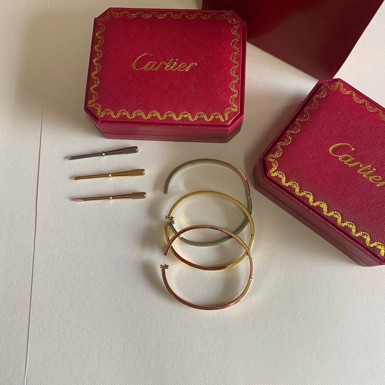Cartier Set❤️🔥*
Bangle 🐦🔥
Master quality 💯
Size available 👇
16,17,18,19
One piece
With normal boxes 📦
45 dhs💚
With master box 🗃️
75 dhs💚
Zain216
♥️♥️♥️