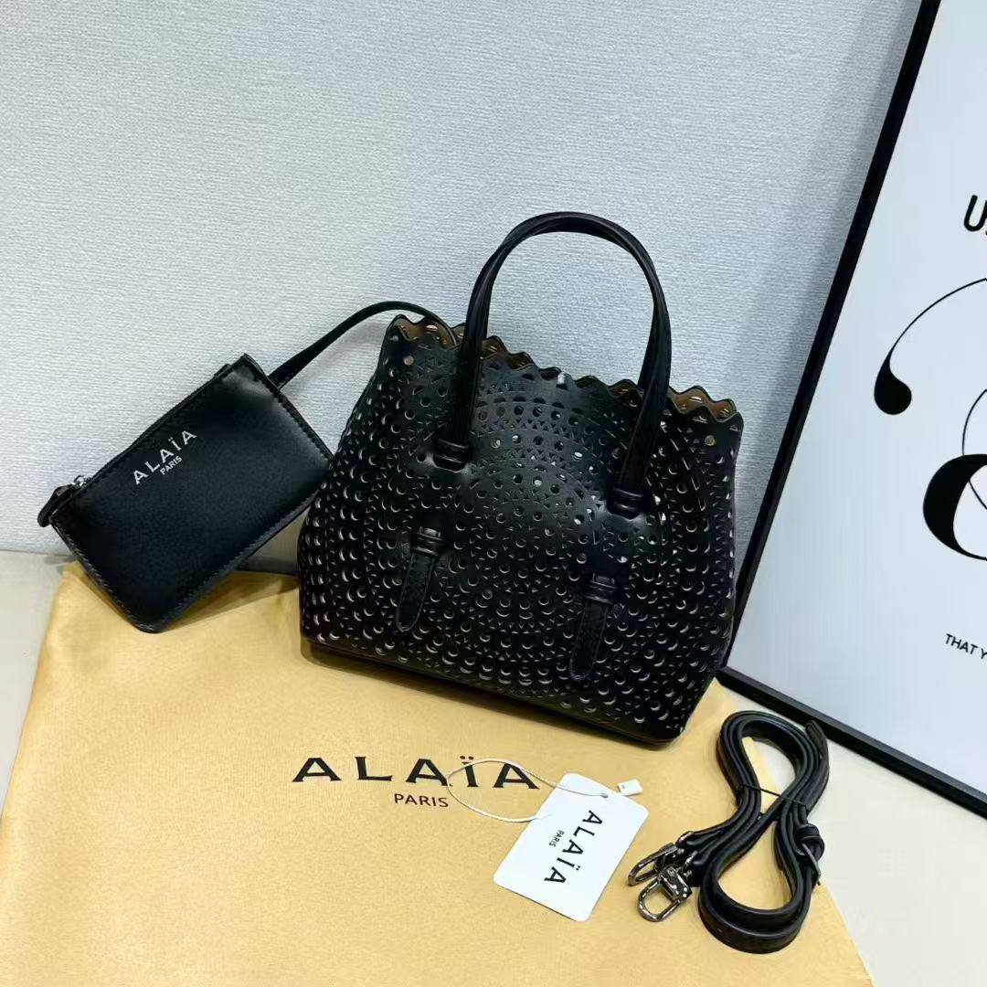Alaia
Best quality
90 dhs🪙💚
size 21cm
Zain158
♥️♥️♥️