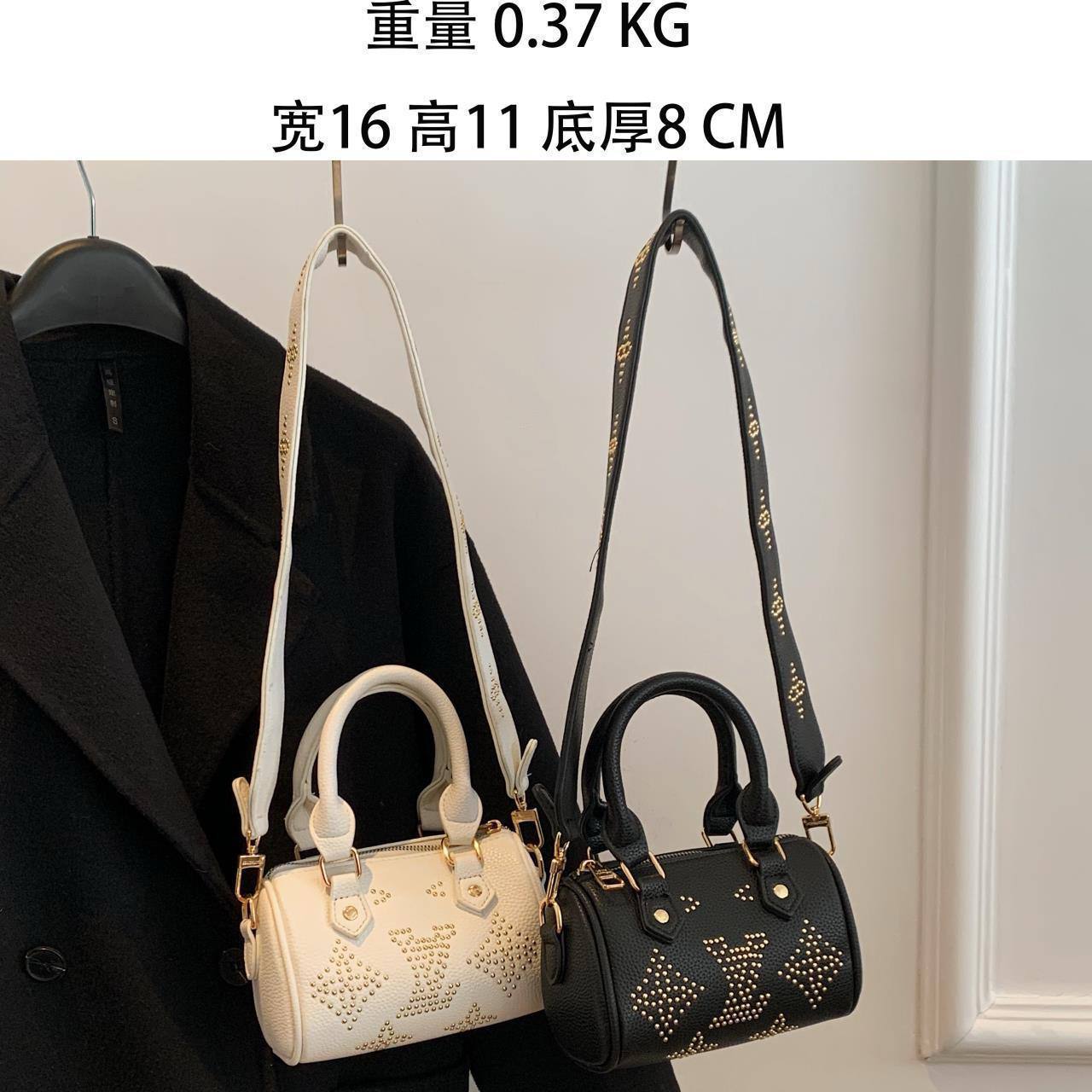 LV
17*12*9 cm
With box
🎁🎁🎁
55 dhs🪙🌨️
Zain17
♥️♥️♥️