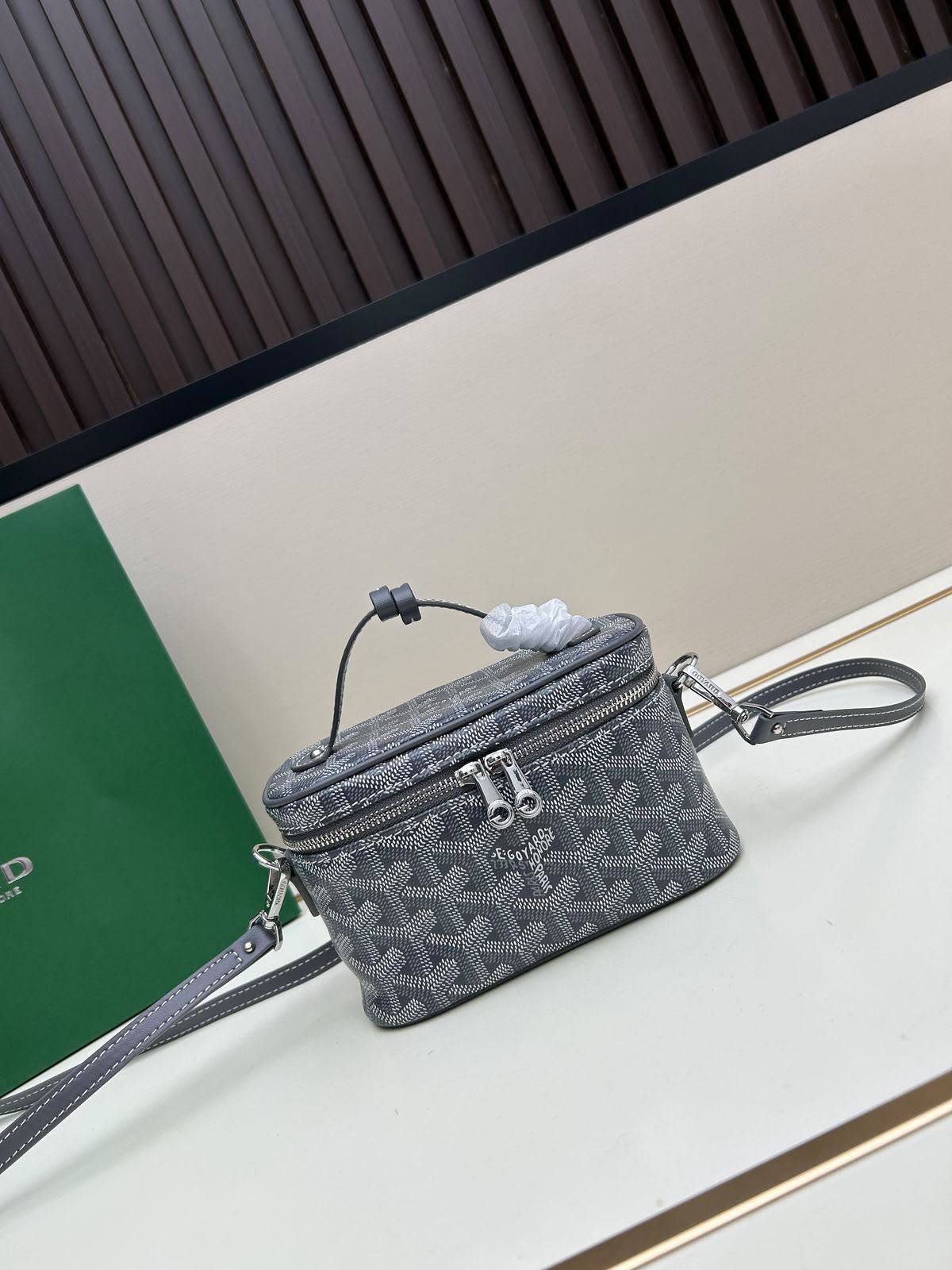 Goyard
95 dhs🇦🇪🇦🇪
With box
18 cm
Zain219
♥️♥️♥️