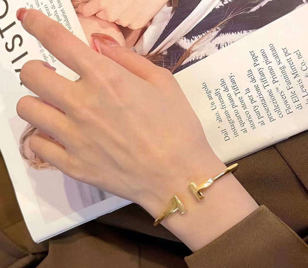 Tiffany
Bangle ✨
*Master quality ✅*
With normal boxes 📦
45 dhs💓
With master box 🗃️
75 dhs💓
Zain216
♥️♥️♥️