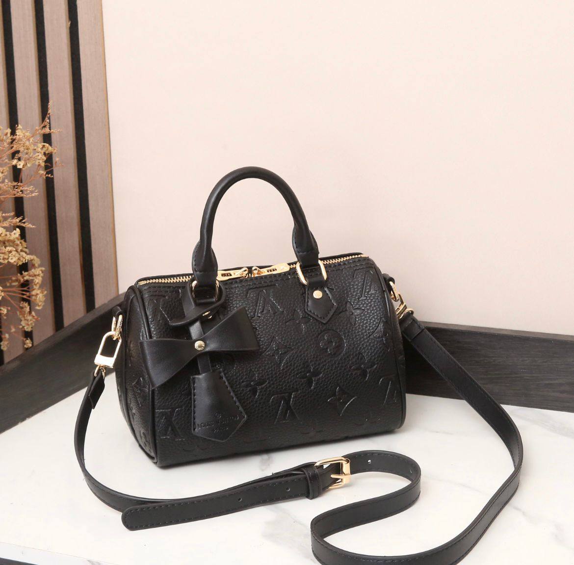 LV
Best quality
with box’s
🎁🎁🎁
100 dhs✅
size 20 CM
Zain290
♥️♥️♥️