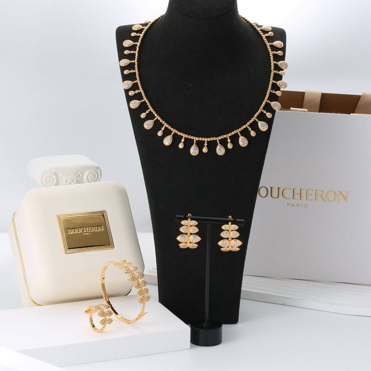 Boucheron Set
Bvlgari Set
350 dhs🪙💚
Necklace
Bracelet
Earrings
Ring
With Good Box And Paper Bag
Zain89
♥️♥️♥️