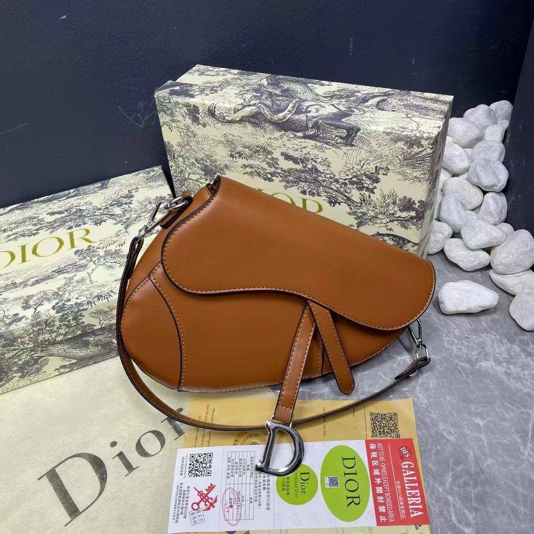 Dior
24*19*6.5 cm
With box
80 dhs🇦🇪🇦🇪
Zain17
♥️♥️♥️