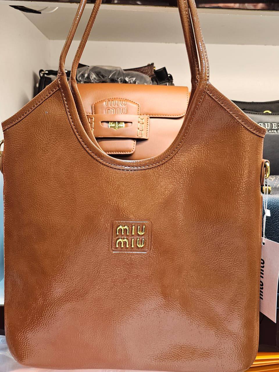 Miu Miu
90 dhs✅
With box
Size32cm
Zain219
♥️♥️♥️