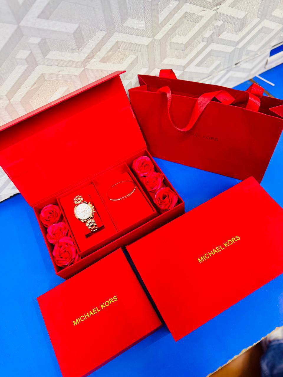 Mk ladies watch set with gift box
90 dhs💓
Zain08
♥️♥️♥️