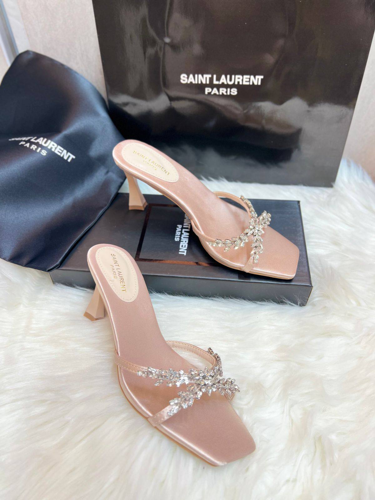 YSL
SIZE 36-41 AVAILABLE
140 dhs❣️
Zain88
♥️♥️♥️