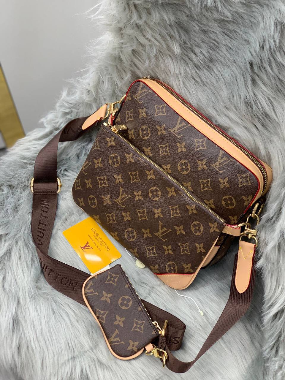 LV
SIZE ……… 25CM
115 dhs🪙
With BOX
🎁🎁🎁
Zain244
♥️♥️♥️