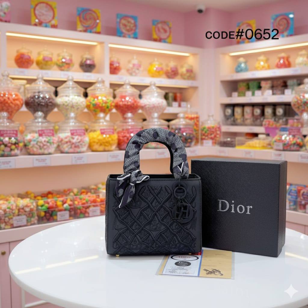 Dior
ᴇᴍʙʀᴏɪᴅᴇᴅ ᴅᴇsɪɢɴ
sɪʟᴠᴇʀ ʜᴀʀᴅᴡᴀʀᴇ
ᴡɪᴛʜ ʟᴏɴɢ ʙᴇʟᴛ sᴛʀᴀᴘ
sɪᴢᴇ :20 cm
ᴡɪᴛʜ BOX
🎁🎁🎁
75 dhs🪙🖤
Zain31
♥️♥️♥️