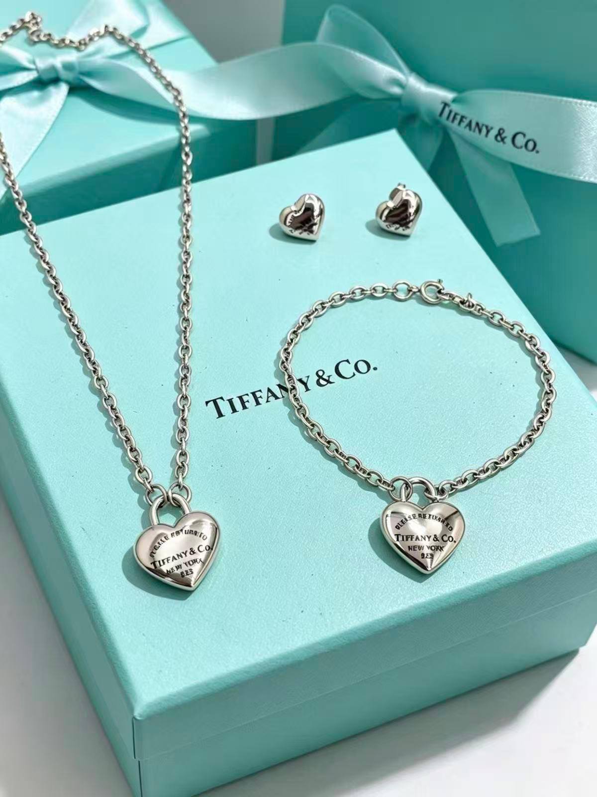 TIFFANY
MASTER ✨💫
SET
NECKLACE
BRACELET EARRINGS
110 dhs🇦🇪🇦🇪
WITH BOX AND PAPER BAG🎁🛍️
Zain89
♥️♥️♥️