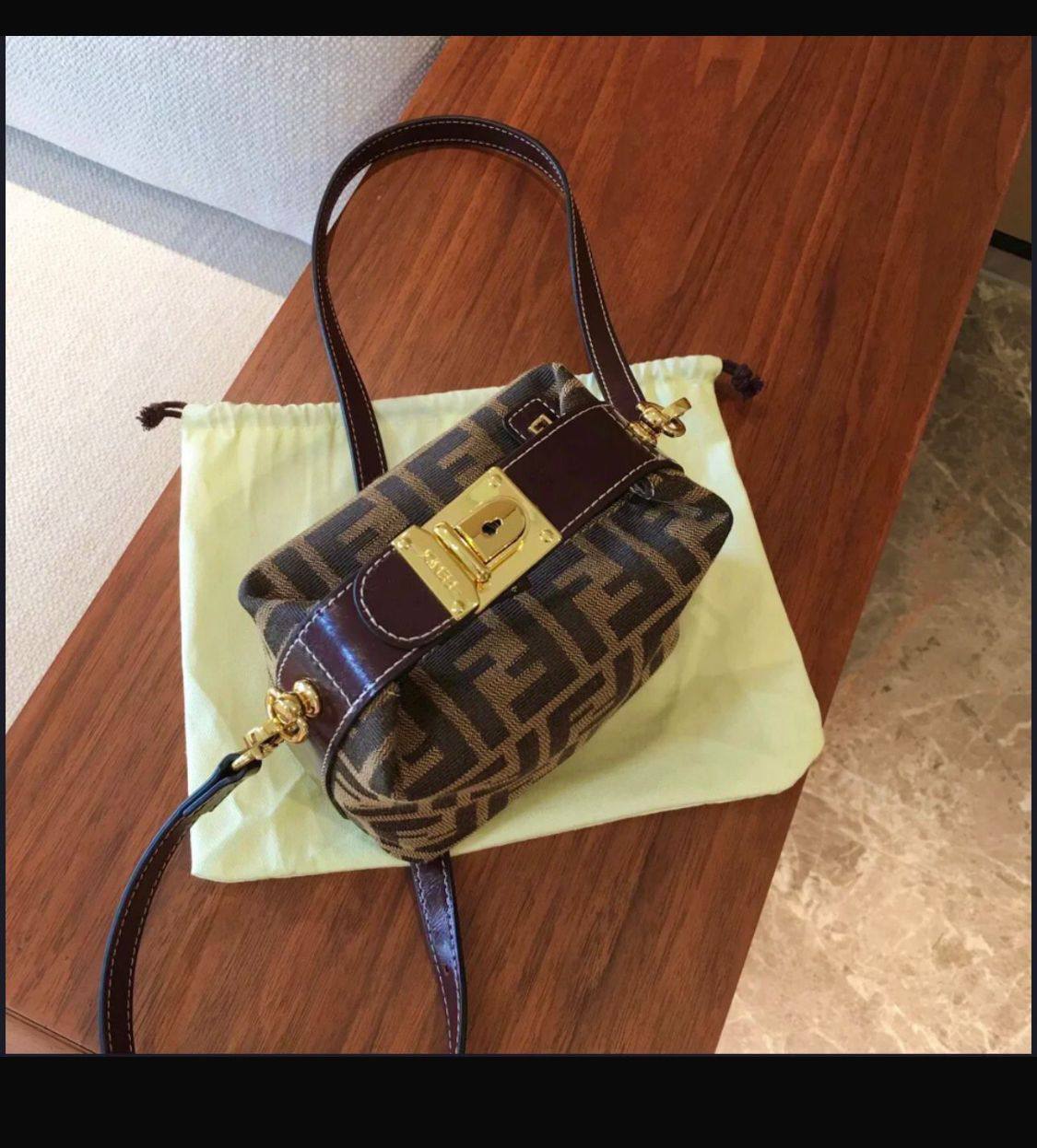 Fendi
with box
🎁🎁🎁
85 dhs🪙💚
Zain90
♥️♥️♥️