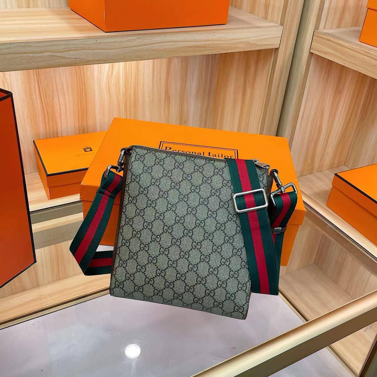 Gucci
24*20*6 cm
70 dhs👑
Zain17
♥️♥️♥️