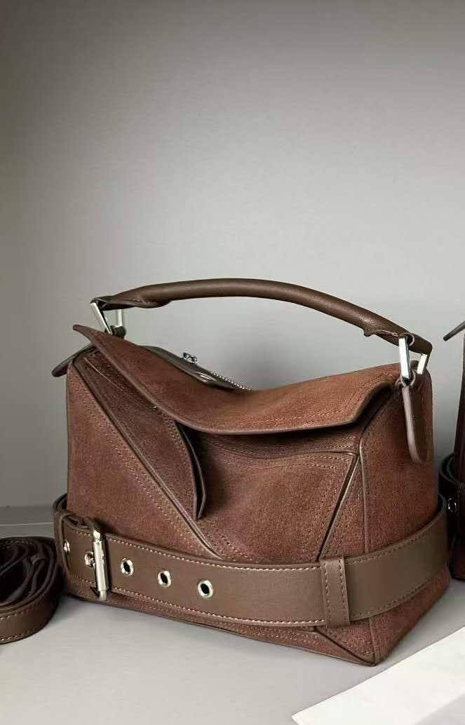 Loewe Master
350 dhs🪙🌺
26 CM
Zain10
♥️♥️♥️