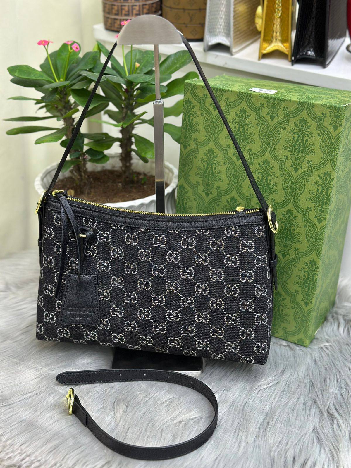 Gucci
SIZE ……… 30 CM 🥰
95 dhs❣️
with BOX🌷
Zain51
♥️♥️♥️